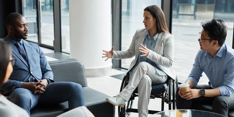 Kuva neljän henkilön keskusteluryhmästä