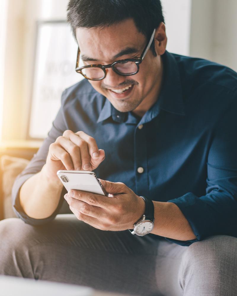 Kuva miehestä käyttämässä mobiilia