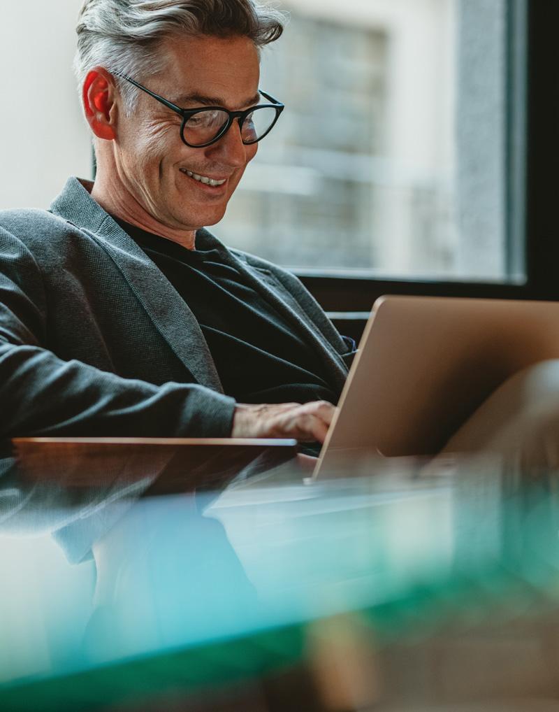Kuva miehestä työskentelemässä kannettavan kanssa