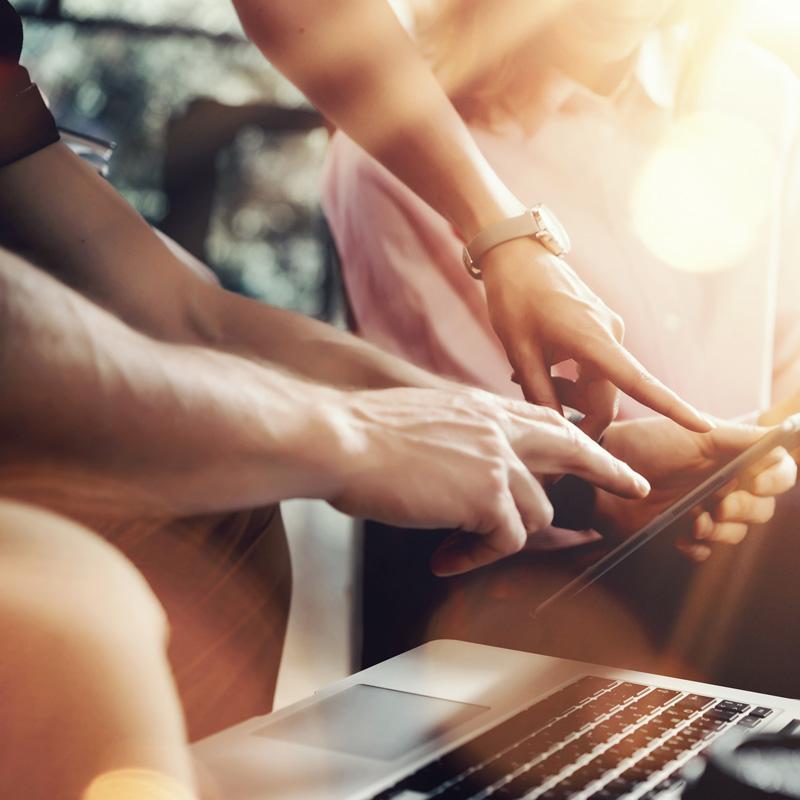 Kuva yhteistyöstä puhelimen ja kanettavan ääressä