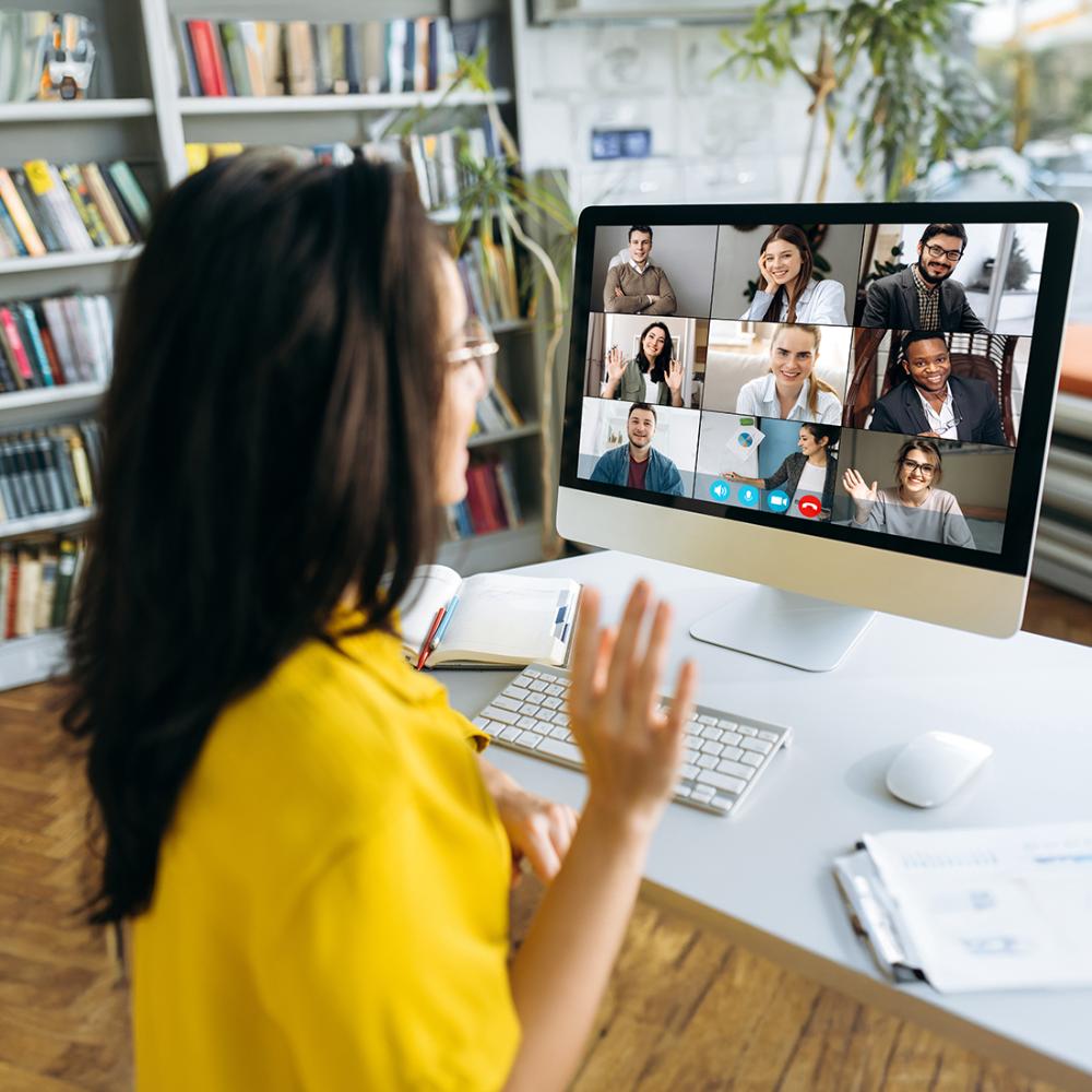 Kuva naisesta etäkokouksessa