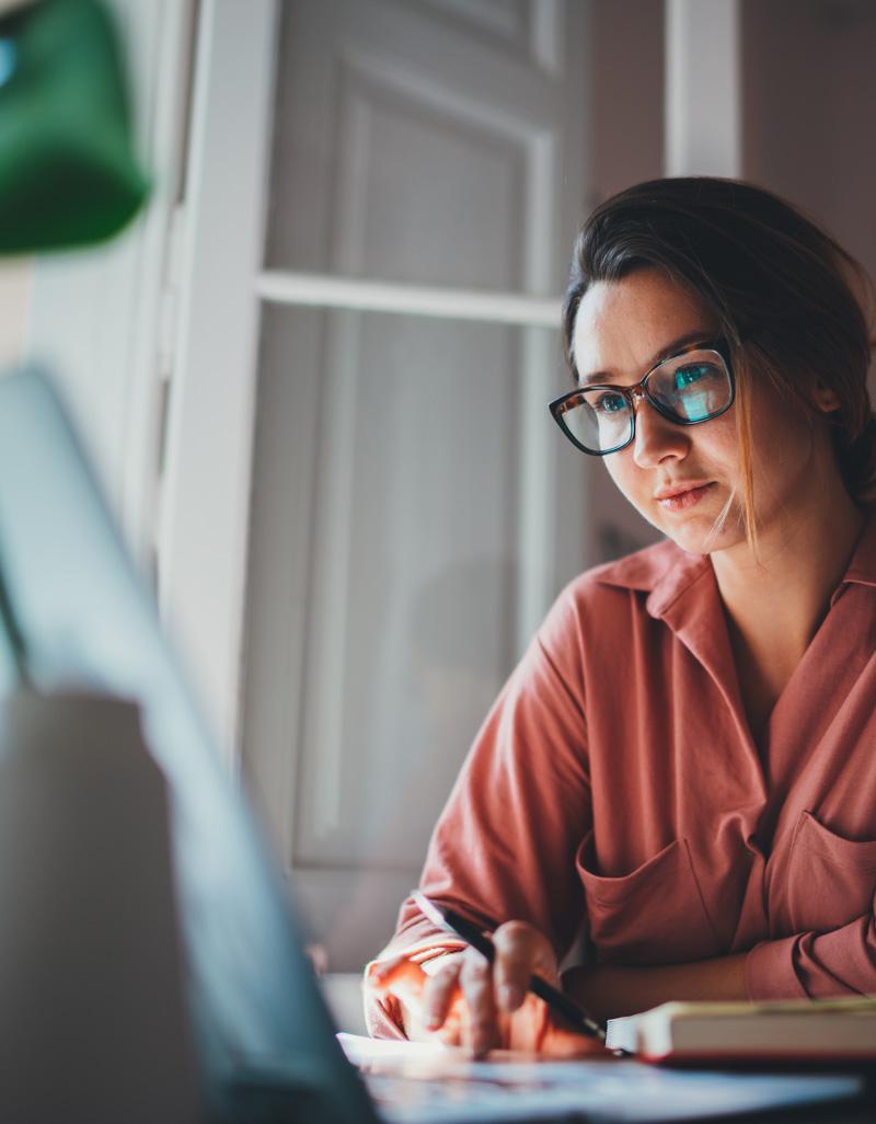 Kuva naisesta tietokoneella